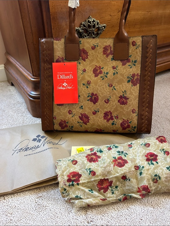 Patricia Nash Handbags - Patricia Nash Tan Floral Tote with Brown Trim and Red Roses